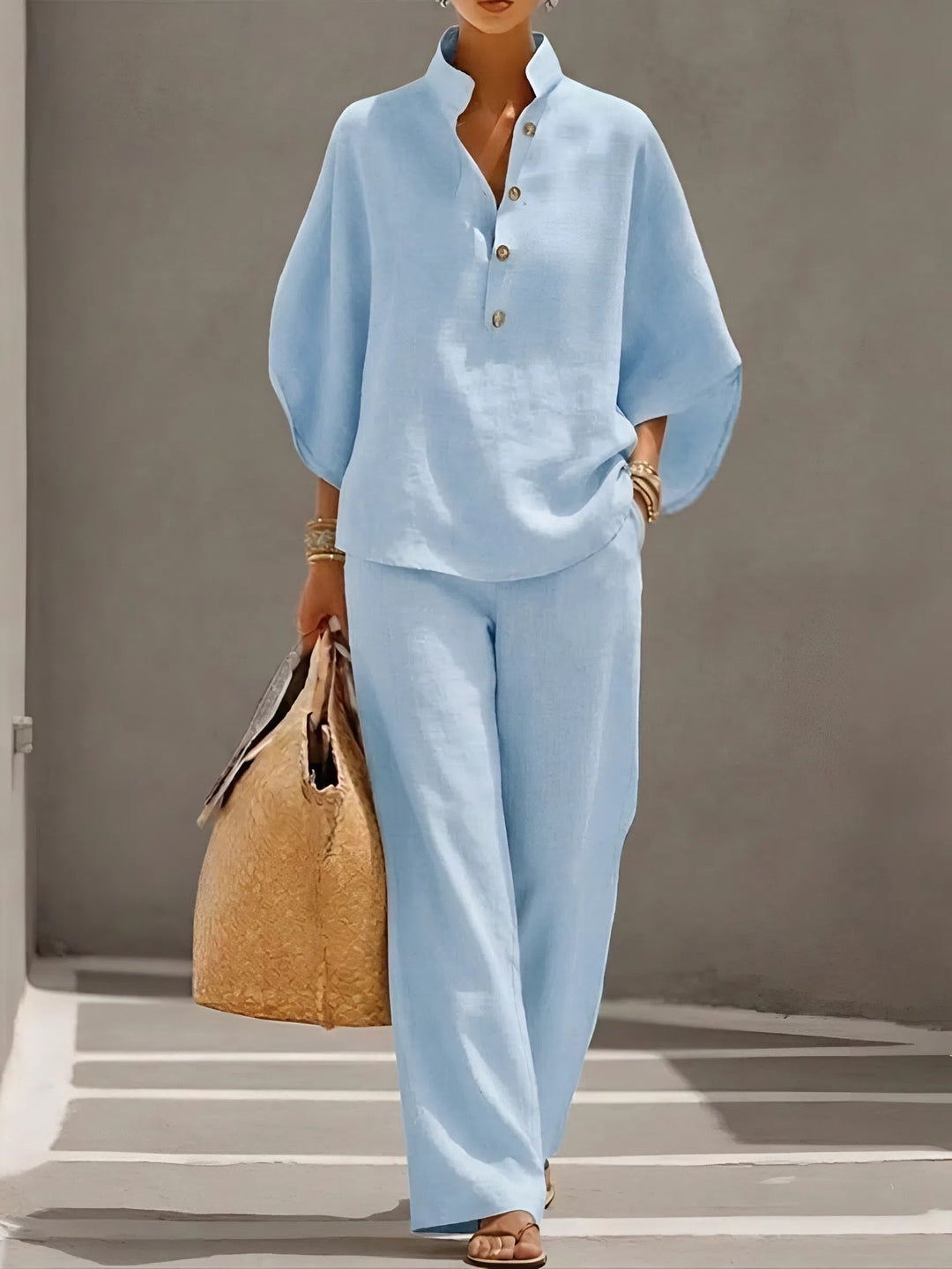 Conjunto de mujer con blusa de cuello mandarín y pantalón ancho
