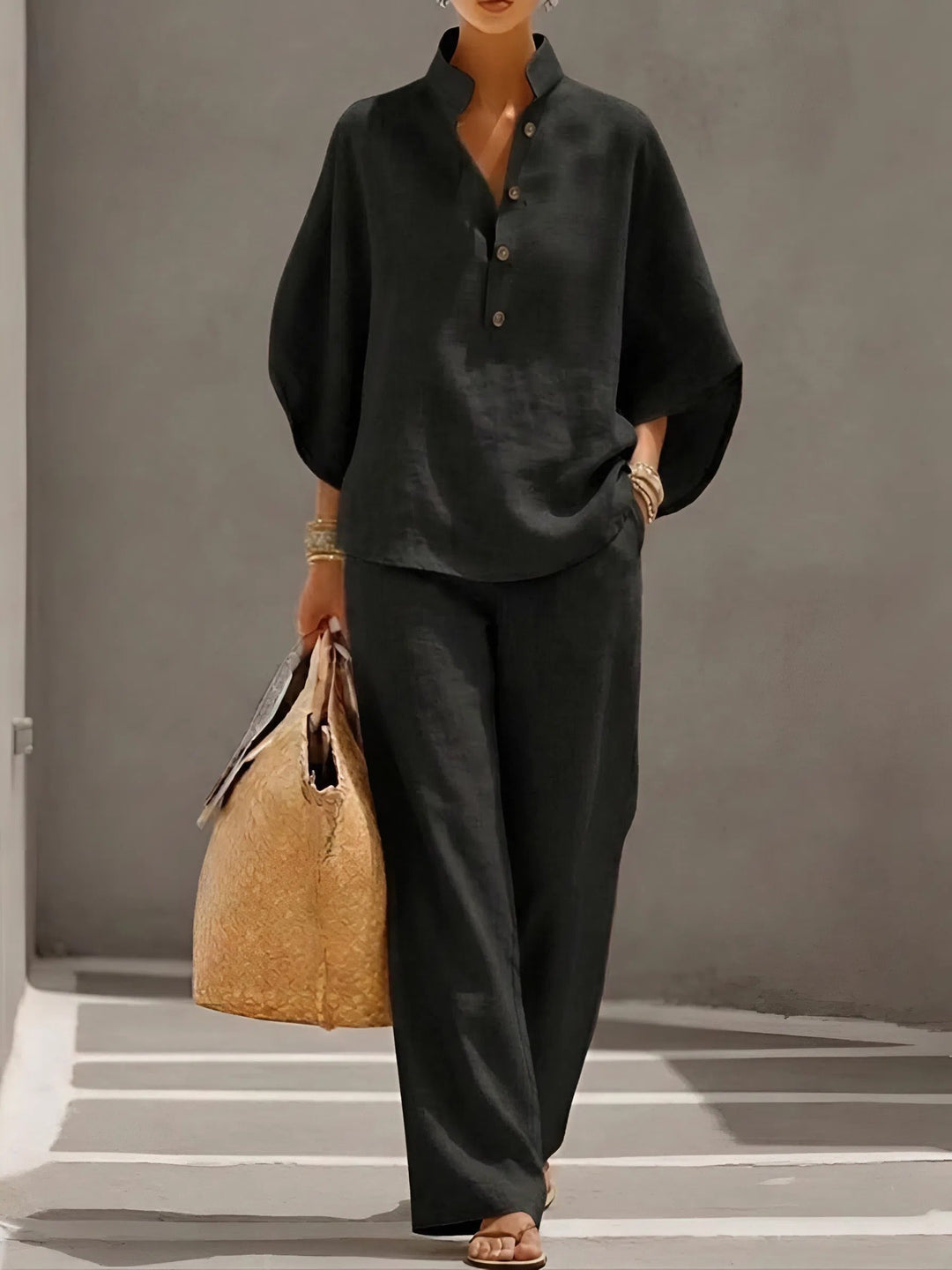 Conjunto de mujer con blusa de cuello mandarín y pantalón ancho