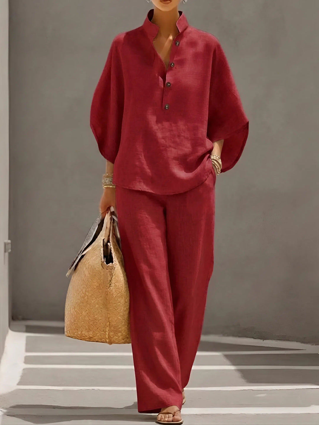 Conjunto de mujer con blusa de cuello mandarín y pantalón ancho