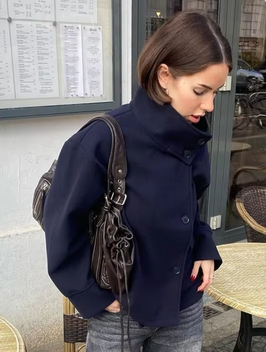 Giacca corta elegante di lusso con doppi bottoni