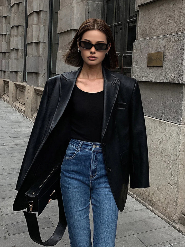 Oversize bunda s efektem kůže, elegantní a moderní pro ženy