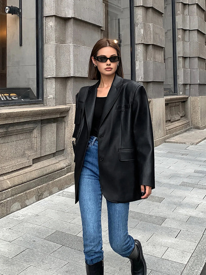 Oversize bunda s efektem kůže, elegantní a moderní pro ženy