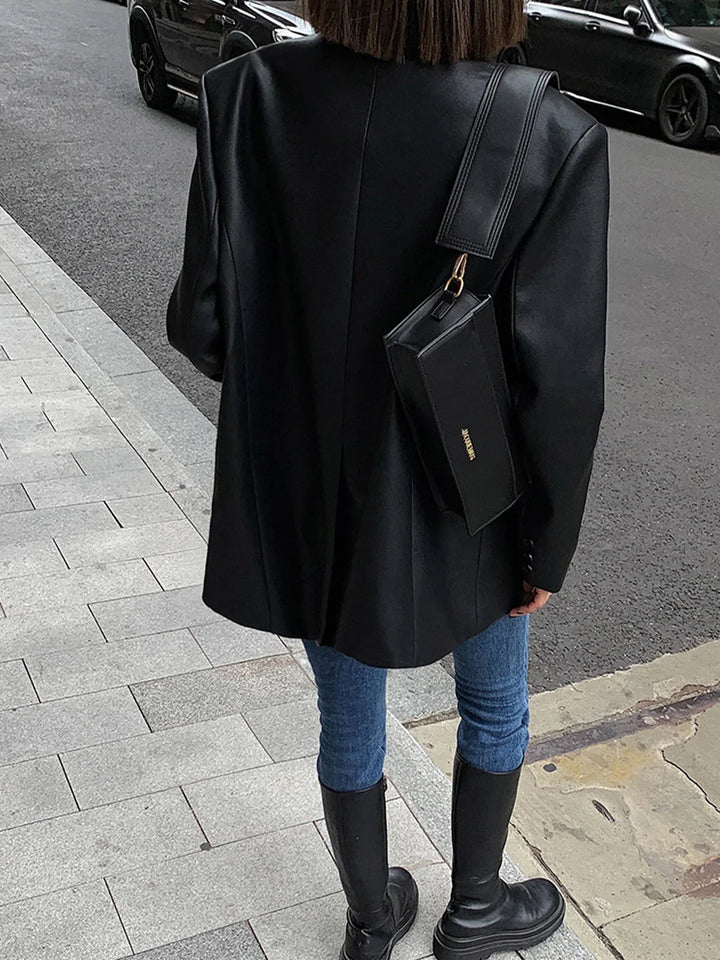 Oversize bunda s efektem kůže, elegantní a moderní pro ženy