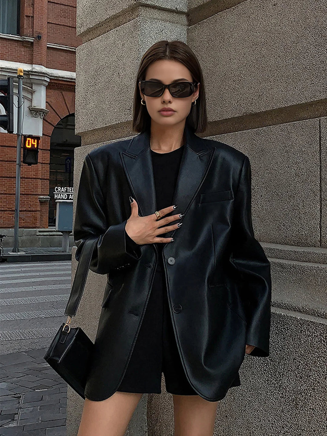 Oversize bunda s efektem kůže, elegantní a moderní pro ženy