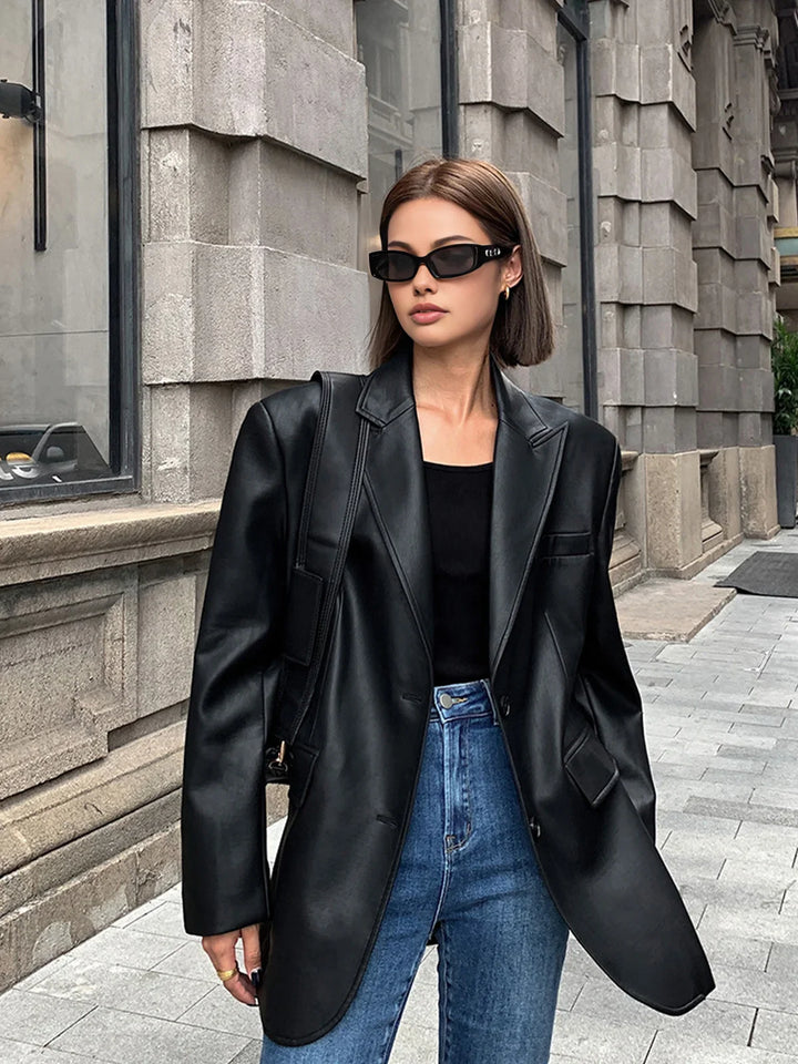 Oversize bunda s efektem kůže, elegantní a moderní pro ženy