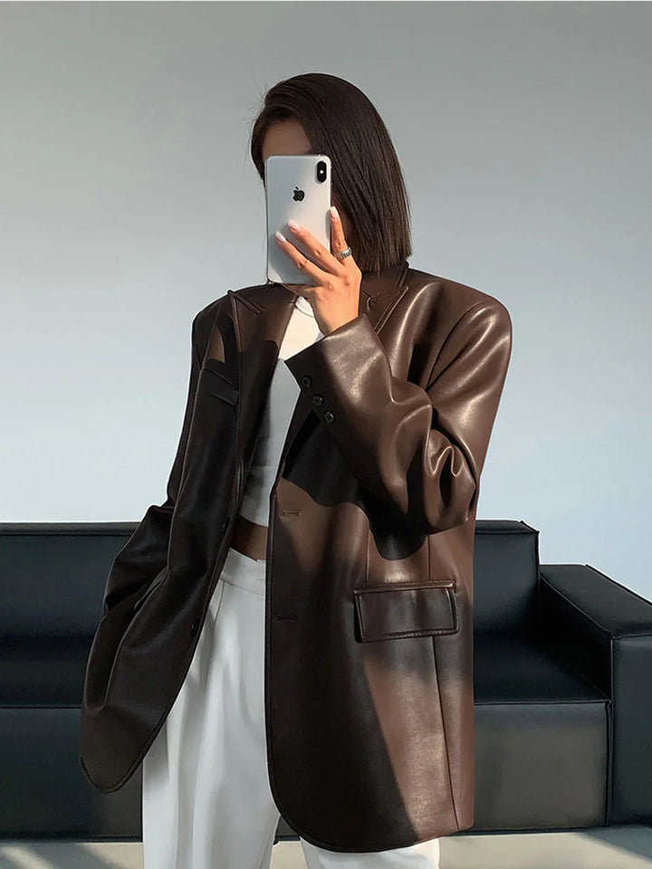 Oversize bunda s efektem kůže, elegantní a moderní pro ženy