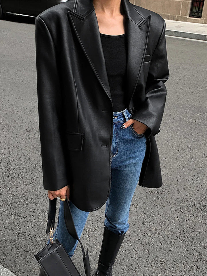 Oversize bunda s efektem kůže, elegantní a moderní pro ženy