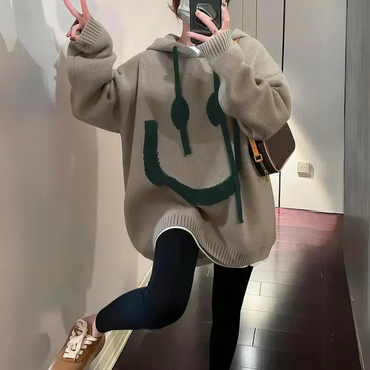 Maglione oversize in maglia con cappuccio e smile da donna