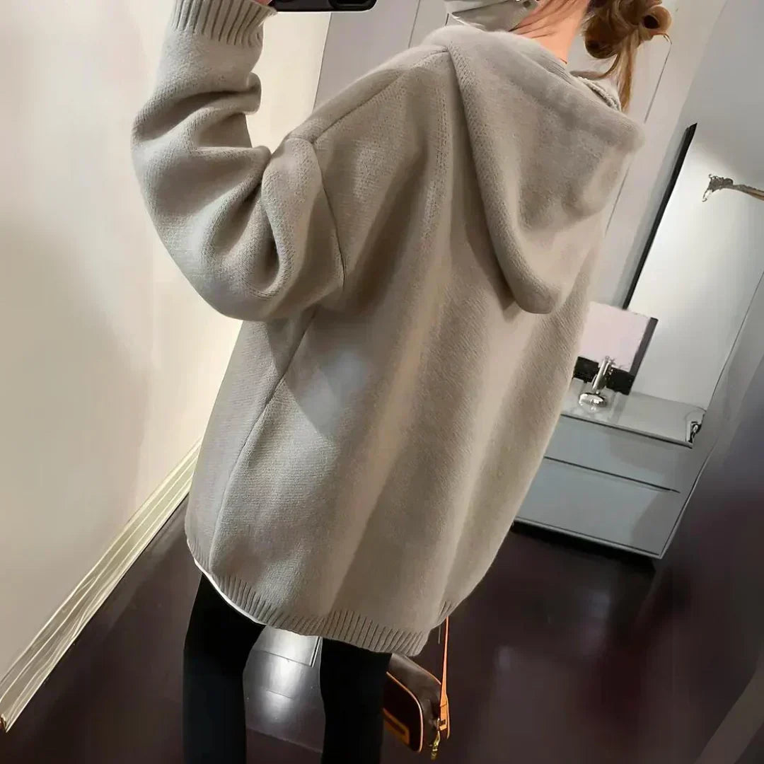 Maglione oversize in maglia con cappuccio e smile da donna