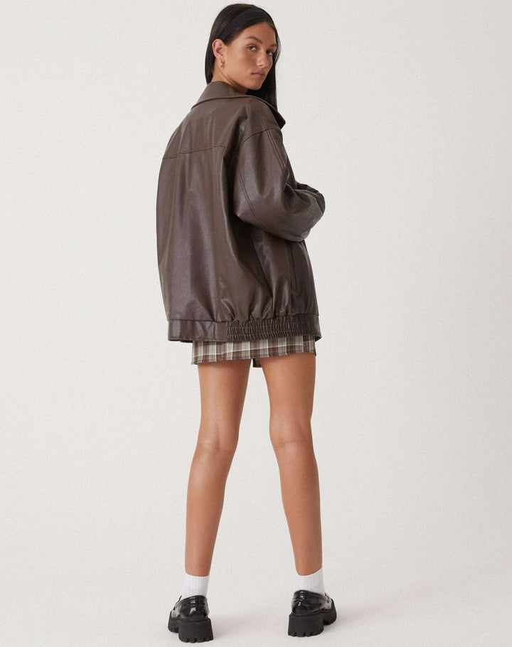 Chaqueta bomber oversize de cuero sintético para mujer